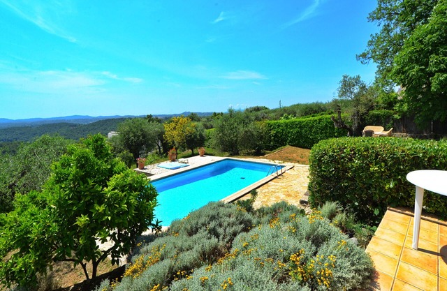 Mas provençal, restanques d'Oliviers avec piscine et vue panoramique sur la mer