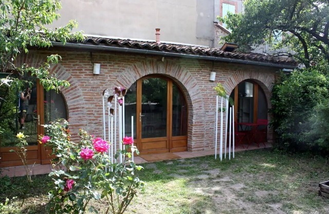 Le Merle Rose, maison sur jardin, au calme et près du centre