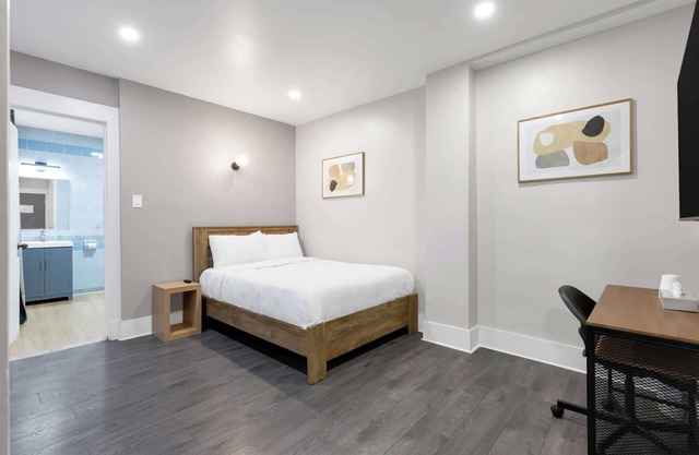 Beautiful Hotel Room sleeps 4- AAA Location