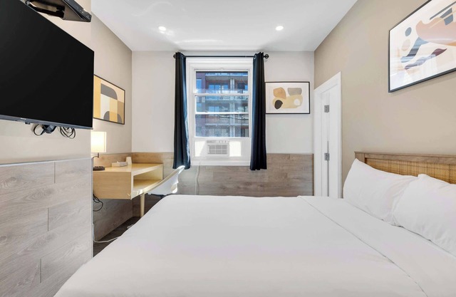 Charming 1 bedroom Hotel in Montreal- AAA LOCATION