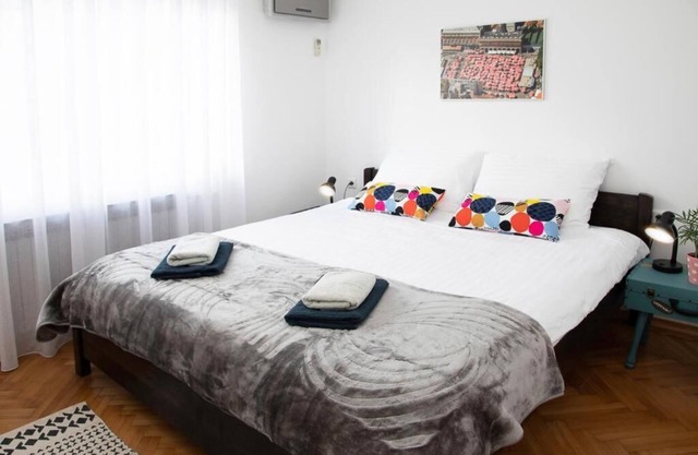 Lea and Maks's City Apartment URBAN STAY