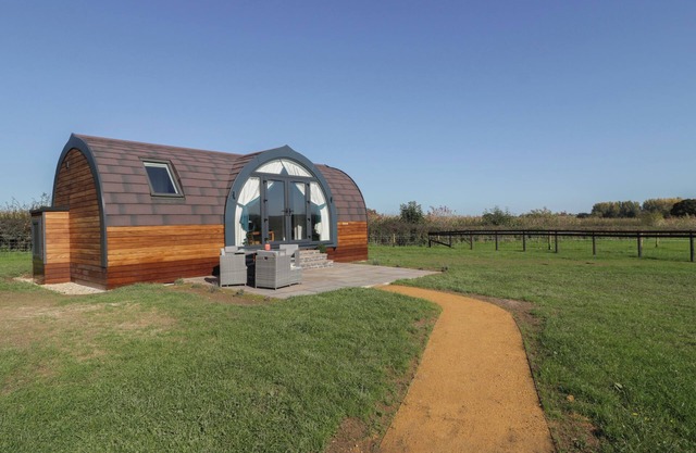 LEADON VIEW WILLOW, pet friendly, with a garden in Newent