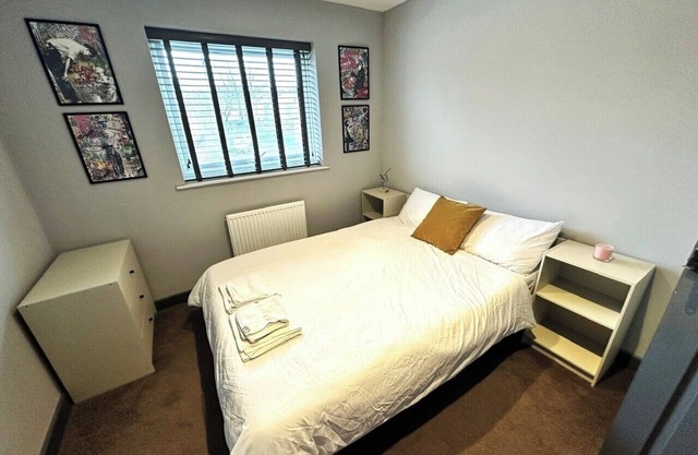 Modern 3 bed Family Home with Garden Near Town
