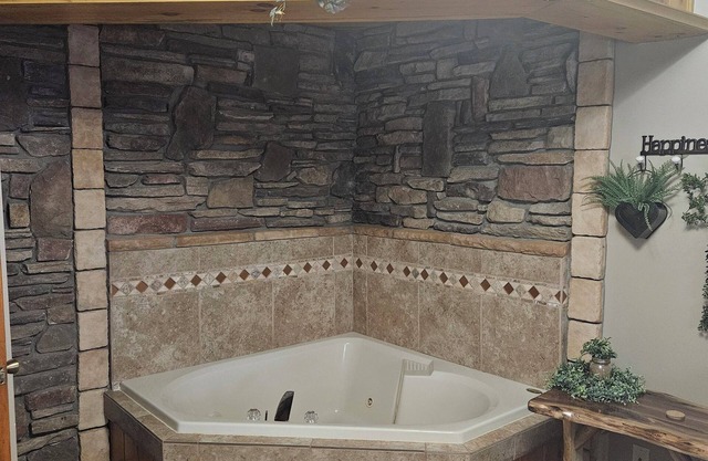 Ledgestone Farms-Quiet Country Apartment