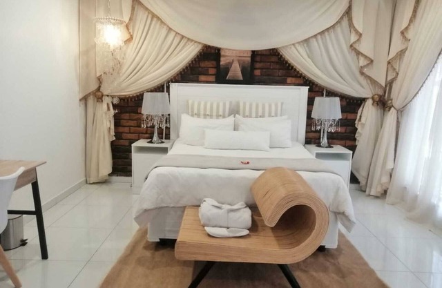 Ledimor Guesthouse offers a 4 star accommodation. A stone away from Kruger