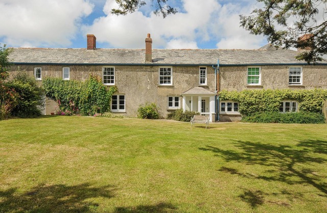 LEE BARTON FARMHOUSE, family friendly, with open fire in Bude