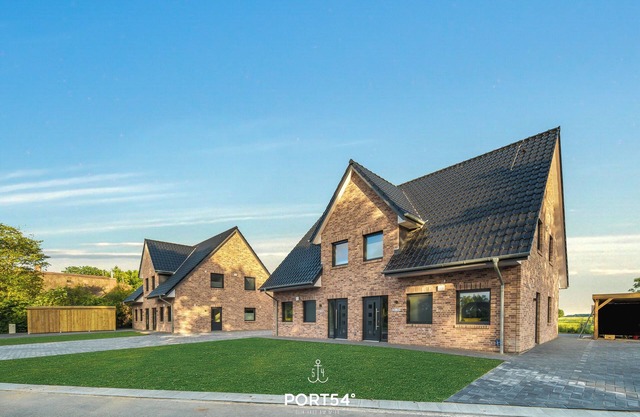Luxurious holiday home "Lee" with terrace, garden, W-LAN, carport, e-charging station