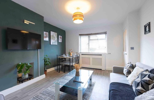 Leeds Luxury 3-Bedroom Retreat