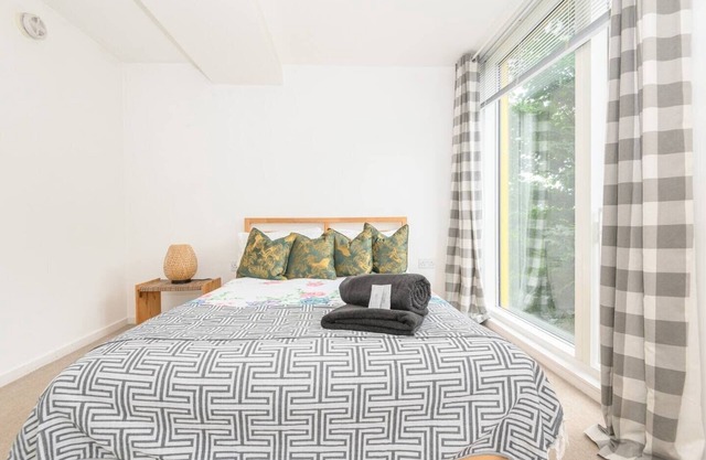 1 Bed-Sleeps 4-Private Parking-Pets-Gym