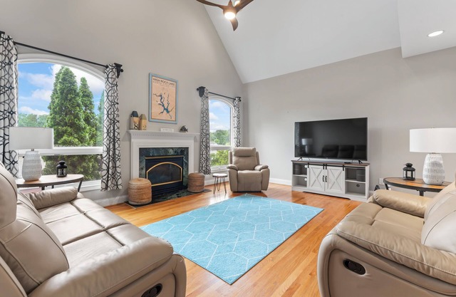 Leeloo's on the Lake – Gorgeous 4 BDR Sleeps 12 w/ Private Pool, Pet Friendly!