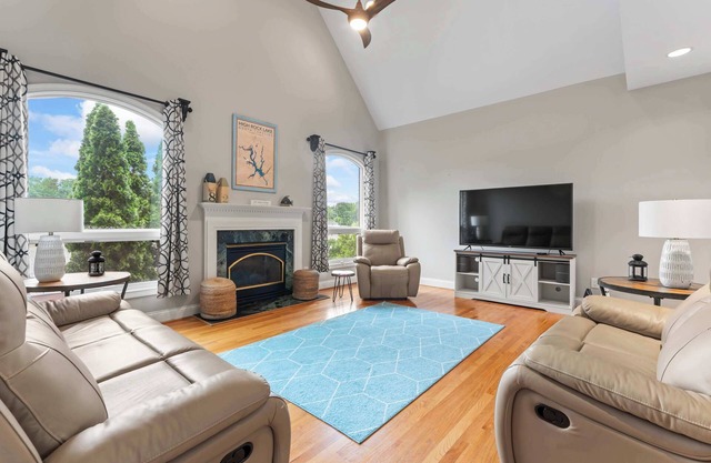 Leeloo’s on the Lake – Sleeps 12