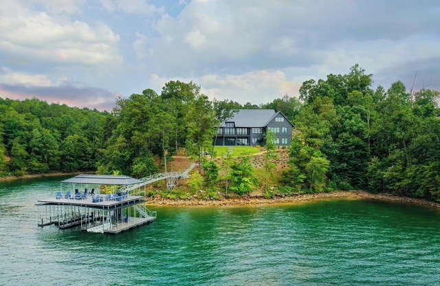 "Legacy Pointe" - A Luxurious Smith Lake Home and place to relax & have fun!!
