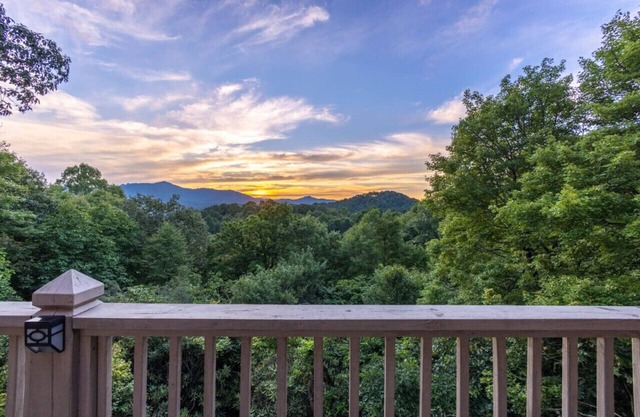 Spacious Cabin with Grandfather View, 2 Kitchens, Near Parkway, Game Room