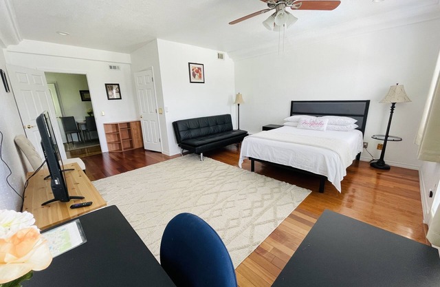 Legoland / Disney Private 2 Bedroom Kitchen and Bath Studio with Lake view