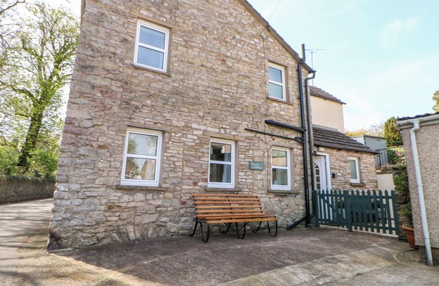LEISURE COTTAGE, pet friendly, with a garden in Kirkby Stephen