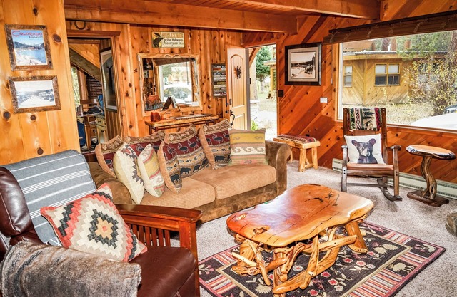 Moose Haven: Lemmon Lodge Riverfront Cabin # 12 avec plage privée sur Grand Lake!