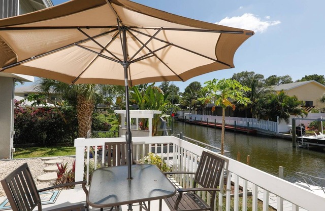 Commencez vos vacances tropicales en séjournant dans ce magnifique condo au bord de l'eau situé à quelques minutes de Boca Grande et de Stump Pass à Englewood, en Floride!