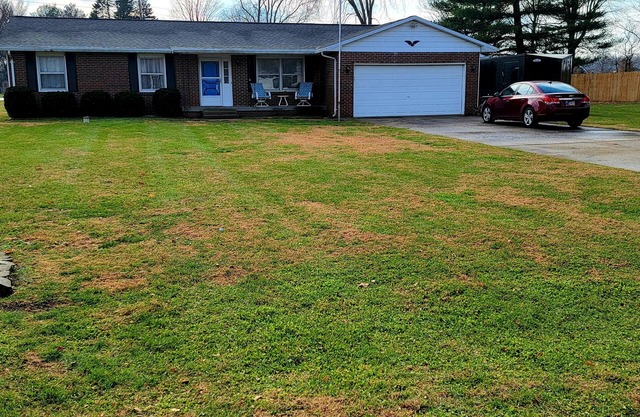 Lemon Drop Inn - 3 bedroom, 2 bath, single level home w/ attached 2 car garage
