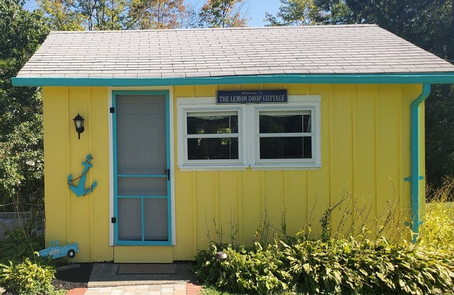 LemonDrop Lake-Front Cottage