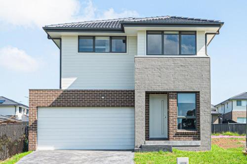 Leppington 5Br house near train and shopping