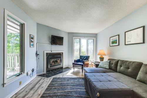 Less Than half Mi to Sugarbush Resort Condo with Deck!