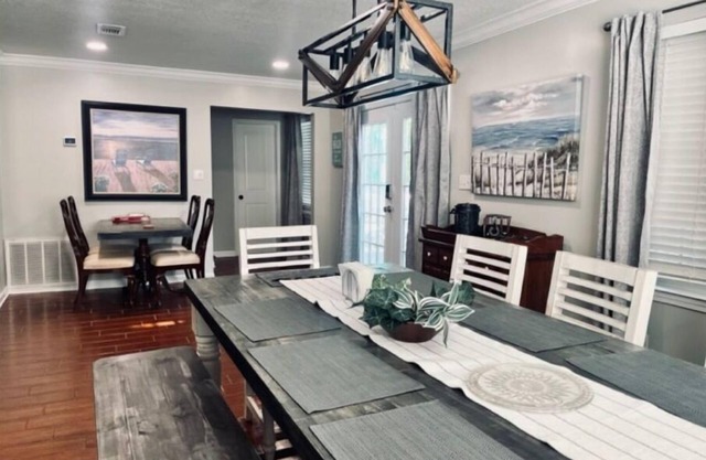 Book 6 nights, get 7th free. 4 bd 3 bth, hot tub. Close to white sand beaches