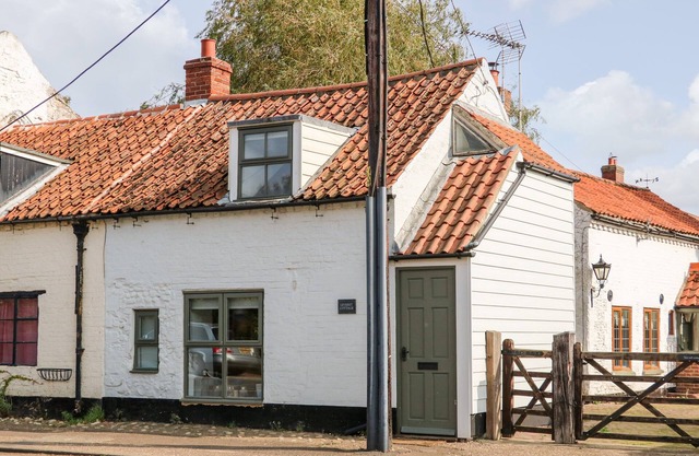 LEVERET COTTAGE, pet friendly, character holiday cottage in Docking