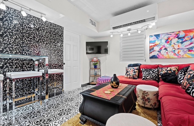 Levittown Onyx: A Jazzy 2-Bedroom Apartment in Toa Baja with WiFi, AC