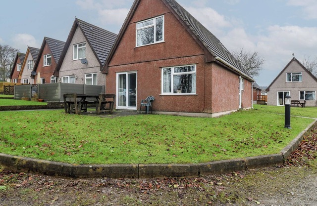 LEWIS LODGE, pet friendly, with a garden in St Ann's Chapel, Cornwall