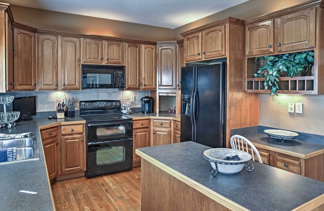 Lexington House w / Spacious Deck & Fireplace!