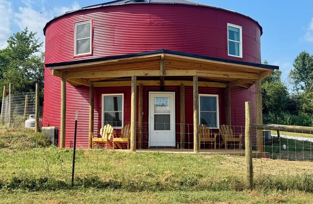 Lg Grain Bin turned into a modern home located minutes to Lynchburg and Liberty