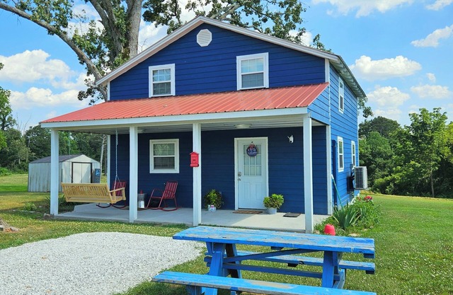 LIBERTY LODGE -- Beautiful 2-bed 2-bath Cabin in Bryant w/ Fast WiFi & AC