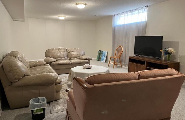 Licensed spacious basement suite with one king-size bed