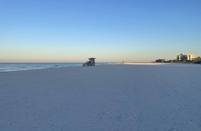 Lido's Blue Whale Beach Bungalow with private heated pool - 2 min walk to beach!