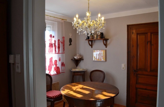 Suite joliment meublée avec cuisine commune