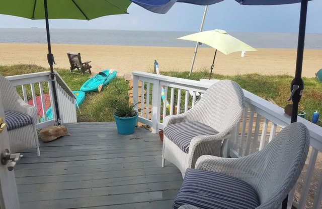 LIFE ON A SANDBAR! Stay in the Pink House