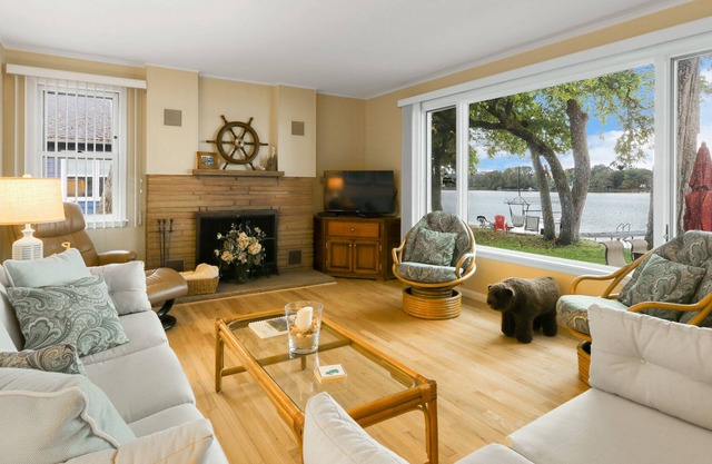 Life on the Lake - Charming Powers Lakefront