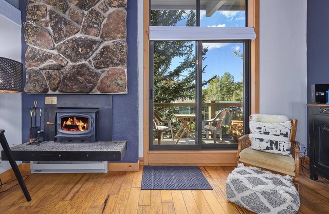 Lift Tickets Ski-in-out Mnt Side Wifi, Fireplace, Clubhousewinter Shuttle