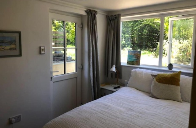 Light airy comfy small double room with en-suite