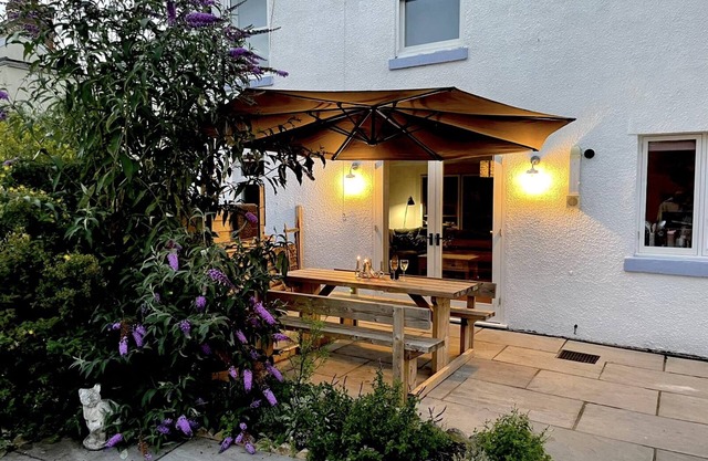 Light & airy, family & dog friendly seaside home with enclosed garden