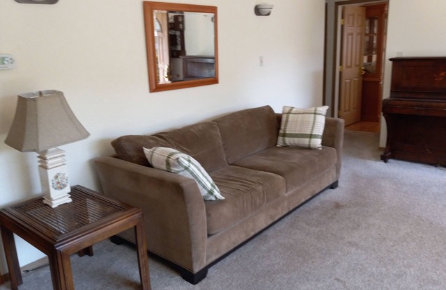 Light and Airy Ranch House. Detached 3 Bedroom with Fireplace