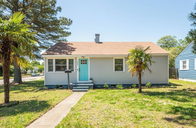Light and bright beach house, one block from the bay!