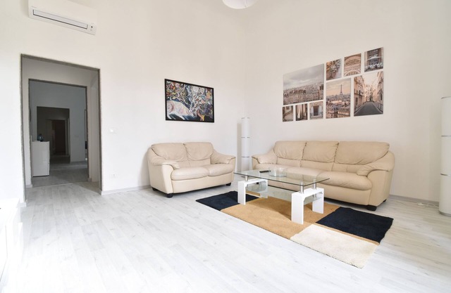 Light and Elegant apartment, located in a quiet and strategic residential area.