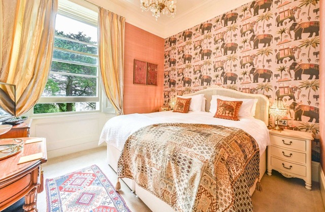 Appartement lumineux et lumineux au 1er étage avec lits superking / twin donnant sur les jardins
