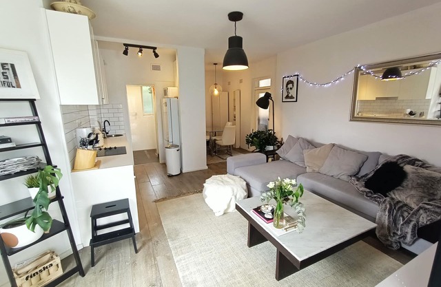 Light & Bright Comfortable Apartment Near 'The Spot', Randwick