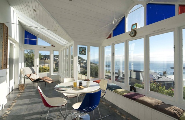 Maison de bord de mer isolée avec des vues panoramiques spectaculaires sur la mer