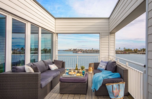 Villa baignée de lumière avec grande terrasse, front de mer direct, espace bien-être