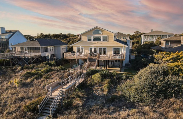 Lighthouse by AvantStay | Beachfront View Home w/ Pool Table & Ping Pong