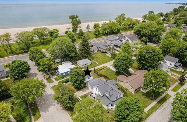 Lighthouse Cottage: 1 block from the beach, 2 blocks to downtown!