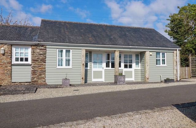 LIGHTHOUSE COTTAGE, pet friendly, with a garden in Truro